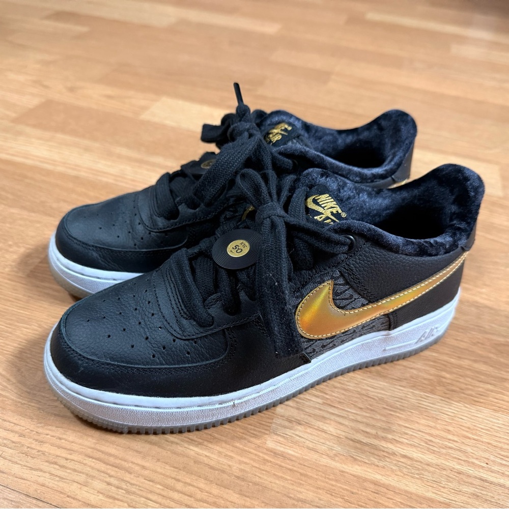 Nike dunks. Black Sneakers with Gold Swoosh. Size 6Y